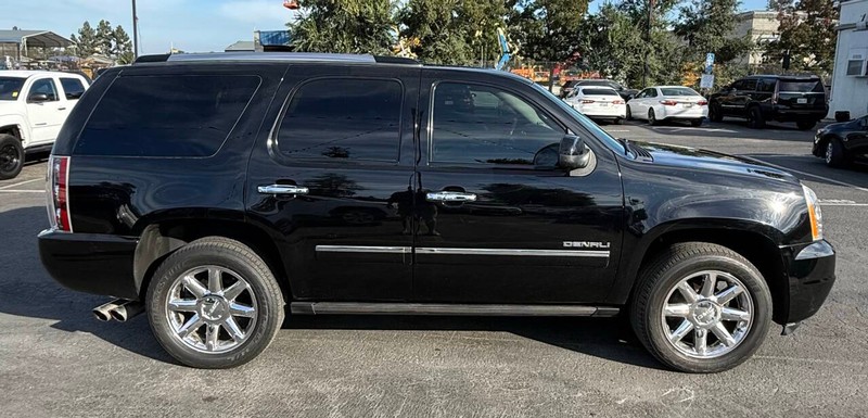 GMC Yukon Vehicle Full-screen Gallery Image 08