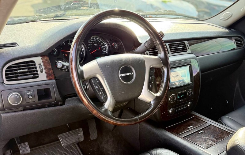 GMC Yukon Vehicle Full-screen Gallery Image 09