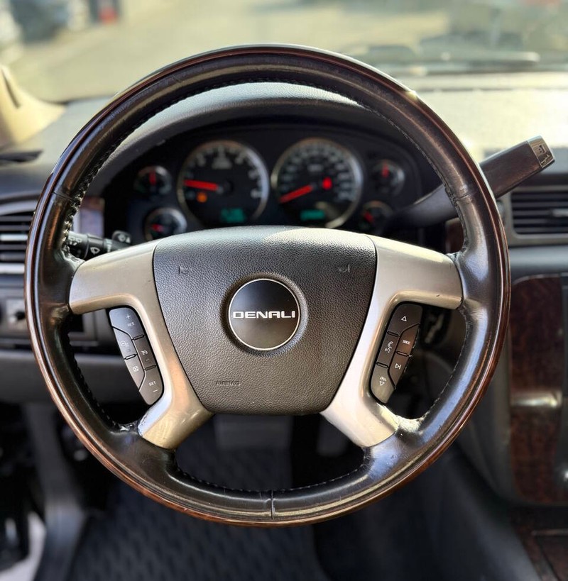 GMC Yukon Vehicle Full-screen Gallery Image 10