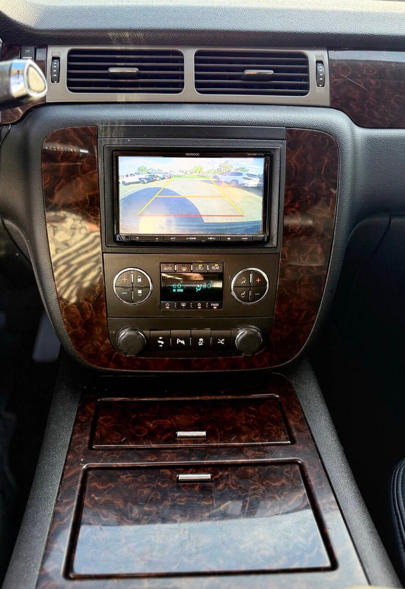 GMC Yukon Vehicle Full-screen Gallery Image 11