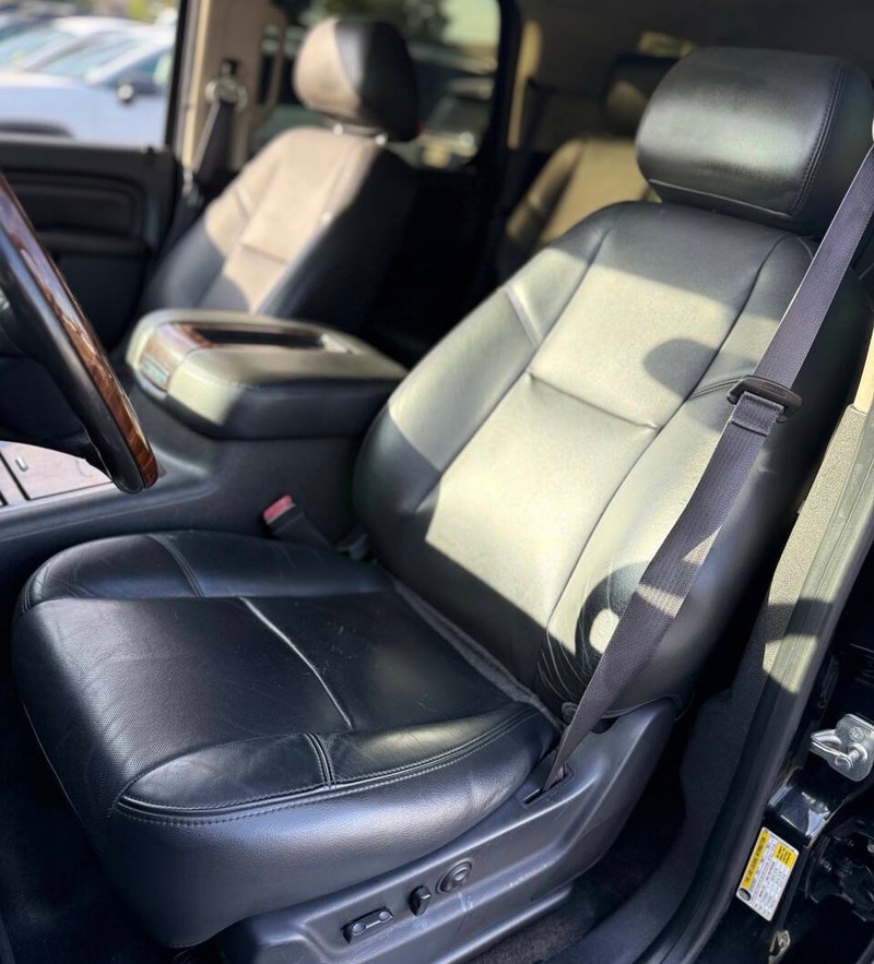 GMC Yukon Vehicle Full-screen Gallery Image 12