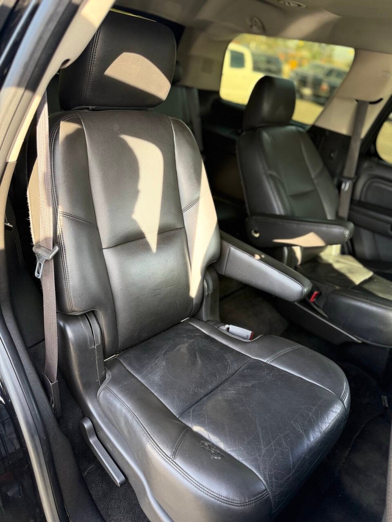 GMC Yukon Vehicle Full-screen Gallery Image 14