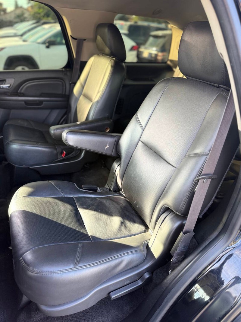 GMC Yukon Vehicle Full-screen Gallery Image 15