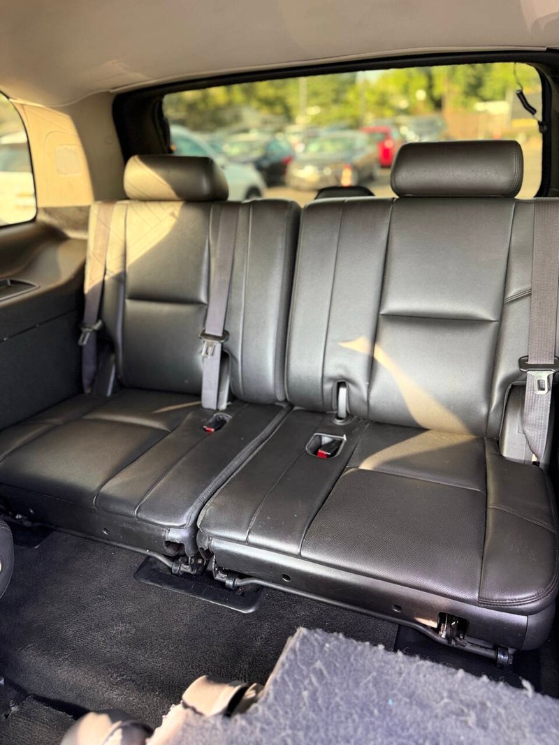 GMC Yukon Vehicle Full-screen Gallery Image 16