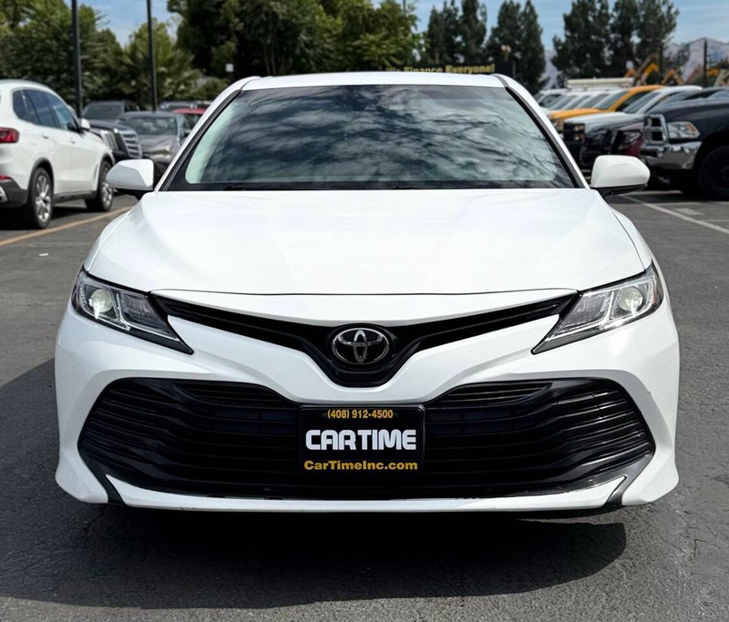 Toyota Camry Vehicle Full-screen Gallery Image 02