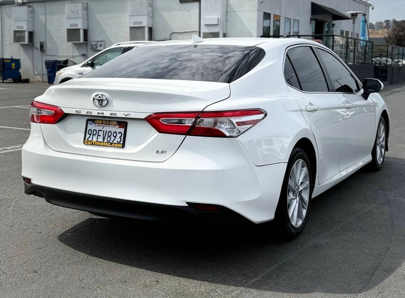 Toyota Camry Vehicle Full-screen Gallery Image 04