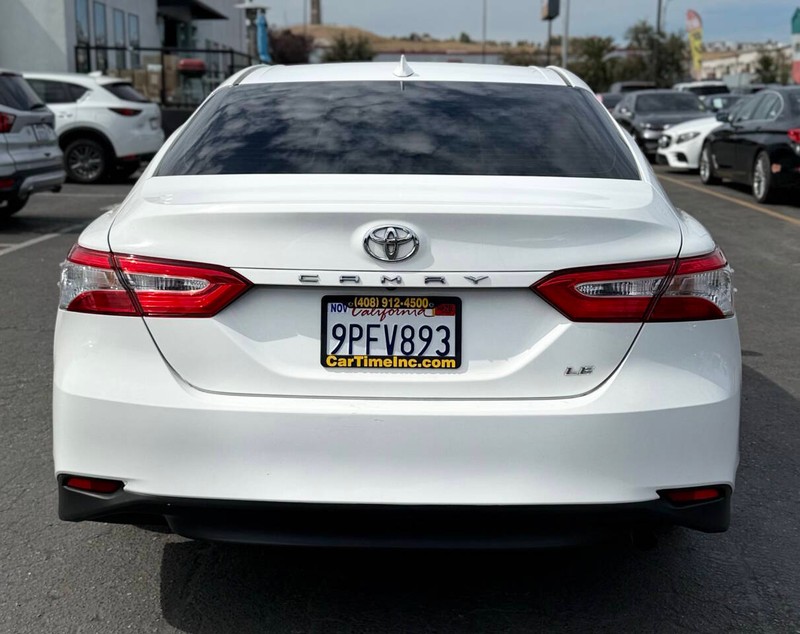Toyota Camry Vehicle Full-screen Gallery Image 05