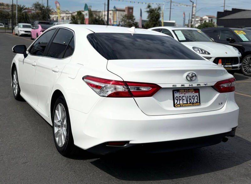 Toyota Camry Vehicle Full-screen Gallery Image 06