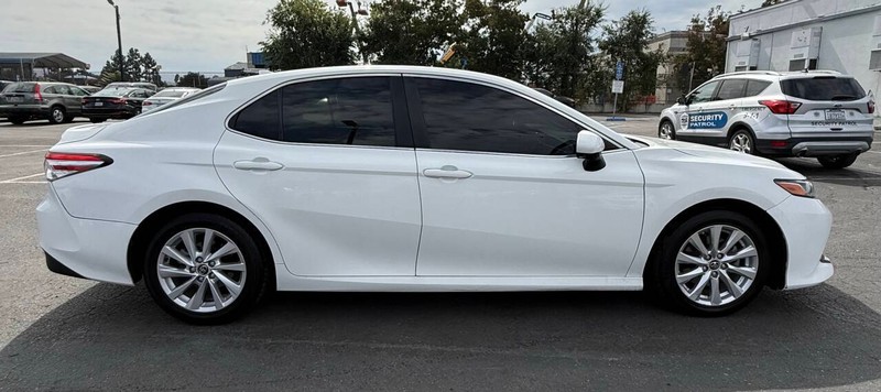 Toyota Camry Vehicle Full-screen Gallery Image 07