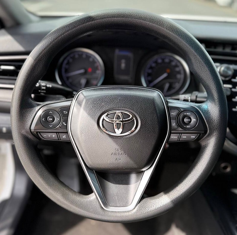 Toyota Camry Vehicle Full-screen Gallery Image 08
