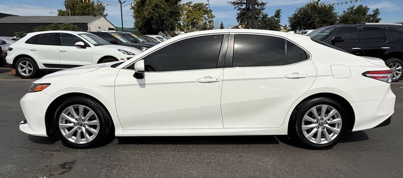 Toyota Camry Vehicle Full-screen Gallery Image 09