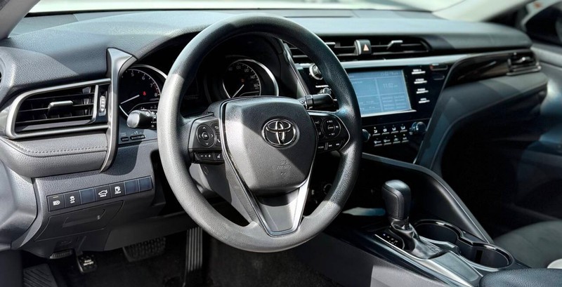 Toyota Camry Vehicle Full-screen Gallery Image 10