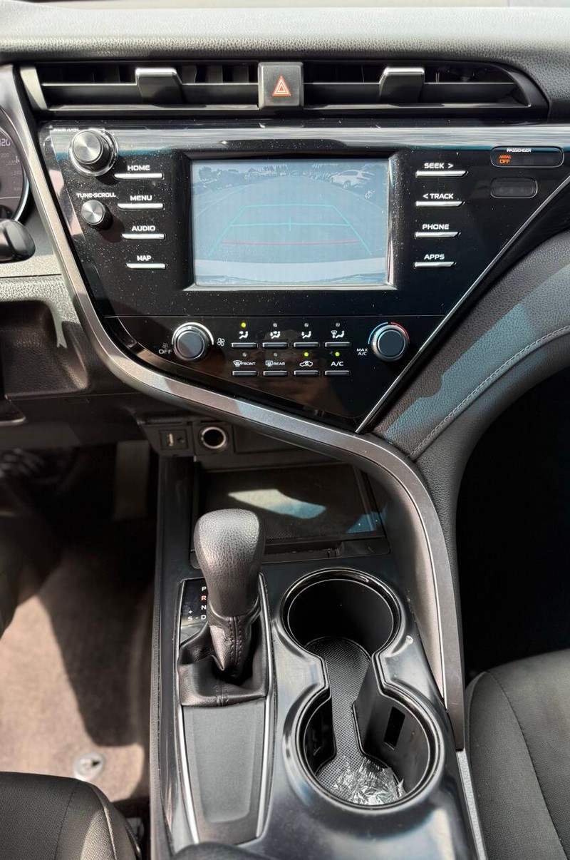 Toyota Camry Vehicle Full-screen Gallery Image 11