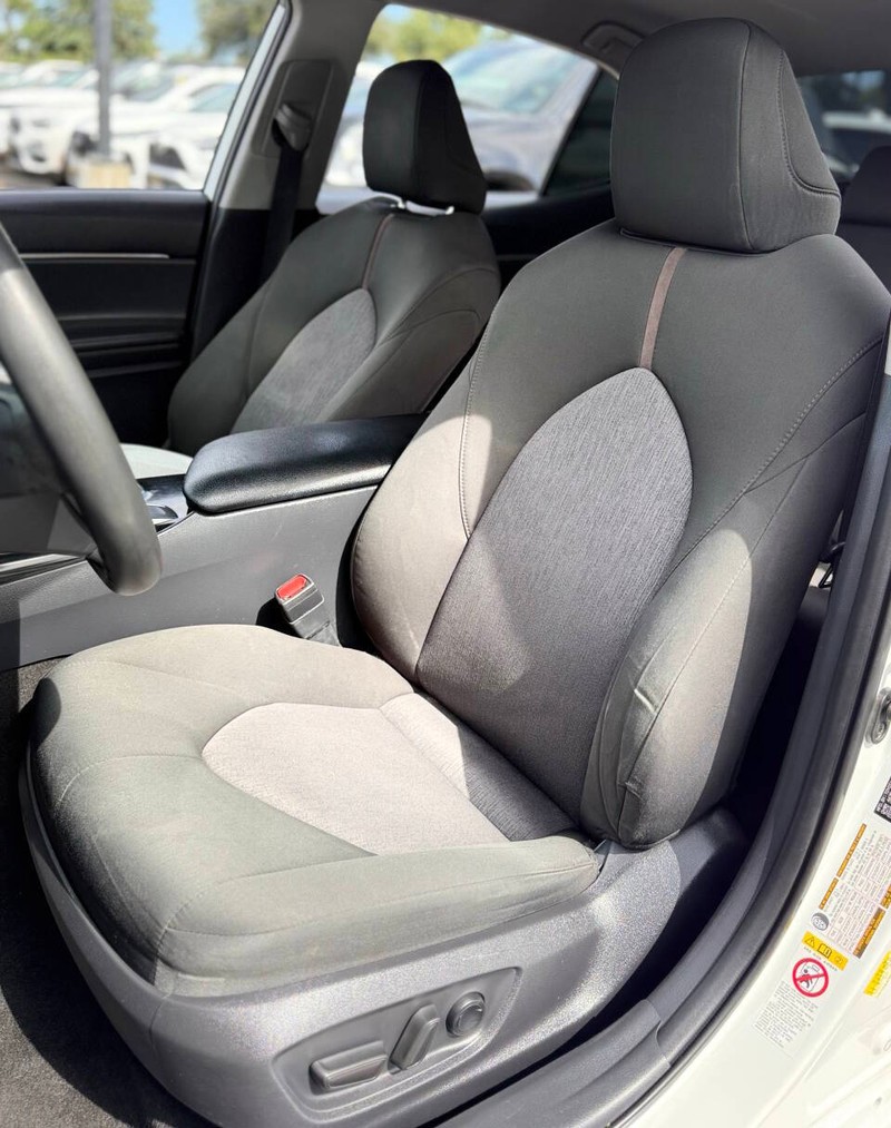 Toyota Camry Vehicle Full-screen Gallery Image 12