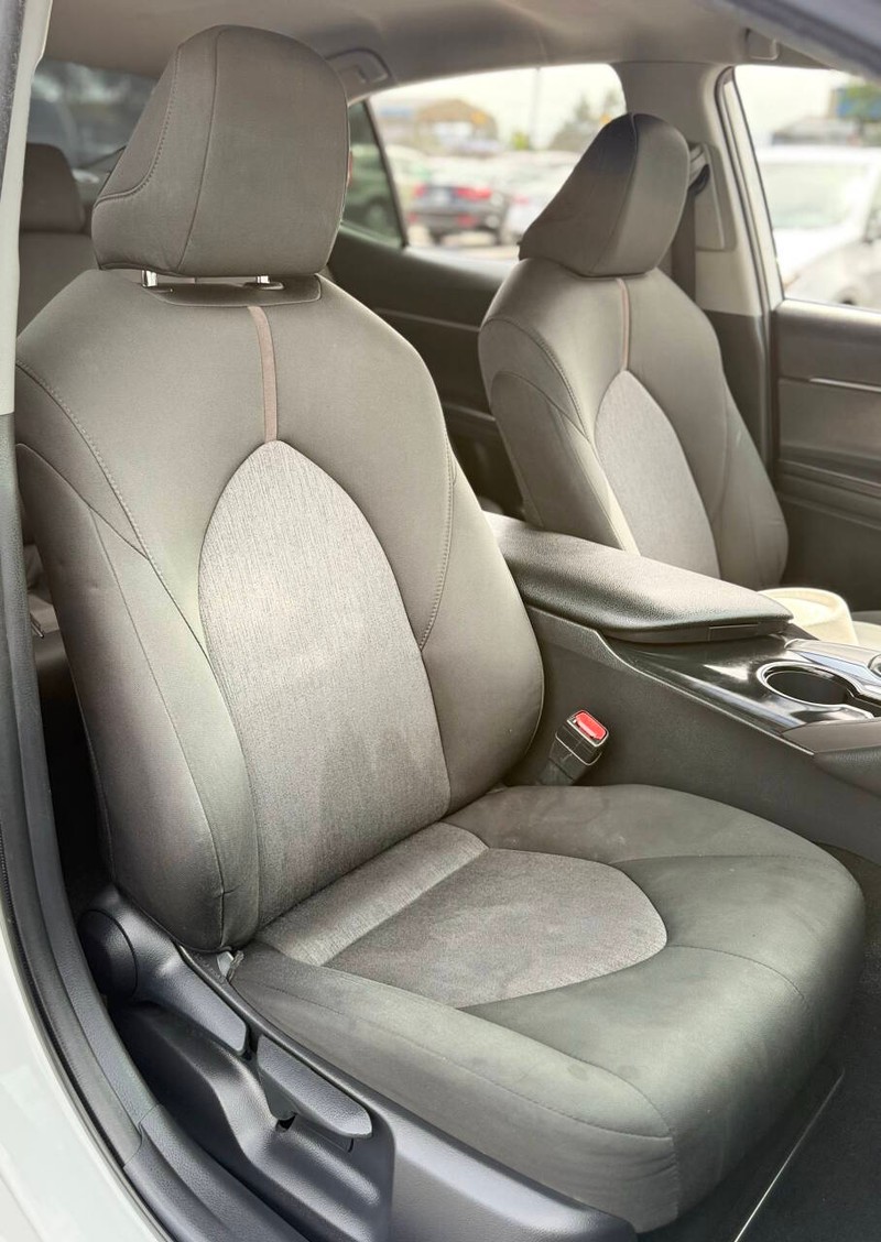 Toyota Camry Vehicle Full-screen Gallery Image 13