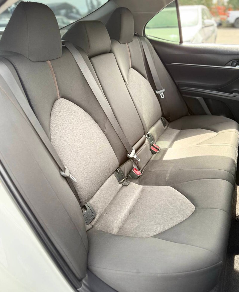 Toyota Camry Vehicle Full-screen Gallery Image 14
