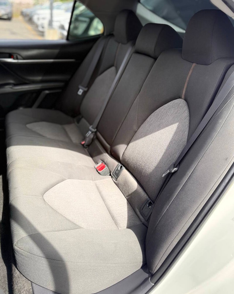 Toyota Camry Vehicle Full-screen Gallery Image 15