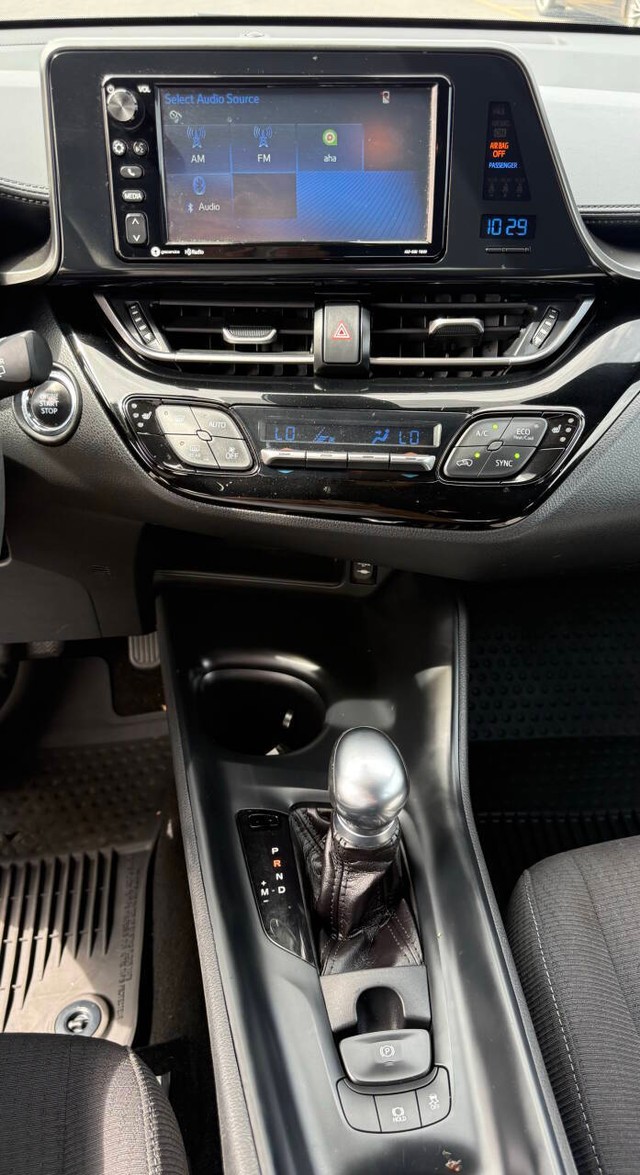 Toyota C-HR Vehicle Full-screen Gallery Image 12