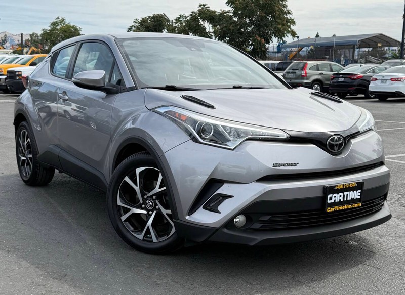 Toyota C-HR Vehicle Full-screen Gallery Image 02