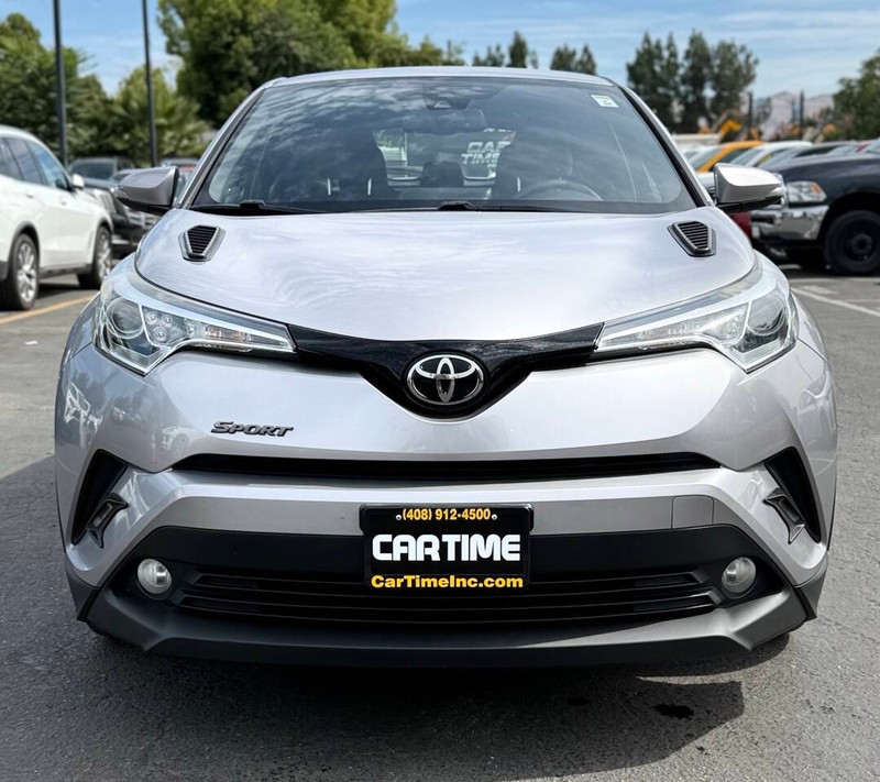 Toyota C-HR Vehicle Full-screen Gallery Image 03