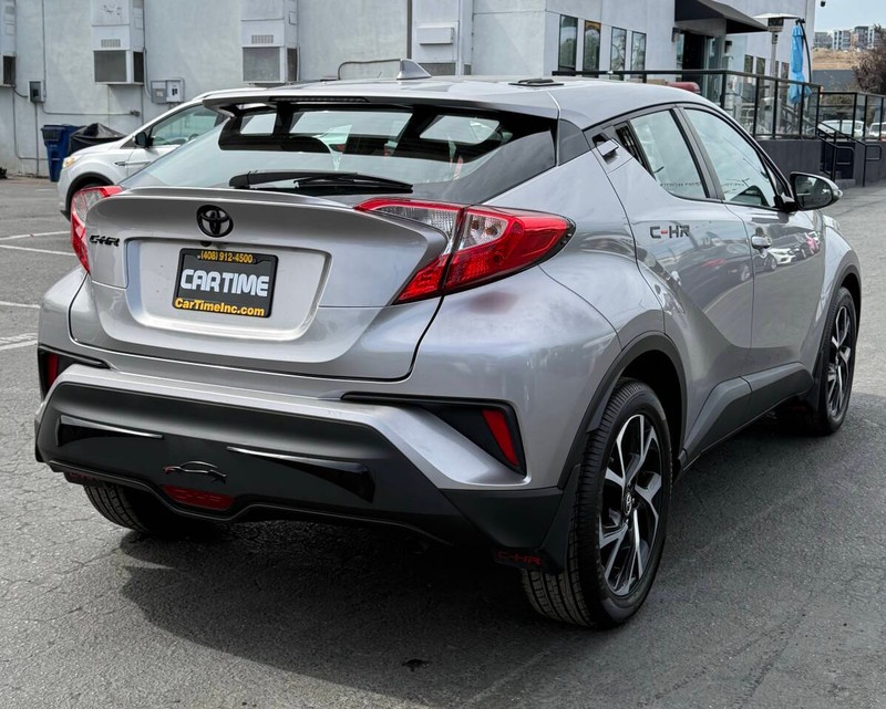 Toyota C-HR Vehicle Full-screen Gallery Image 04
