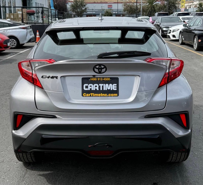 Toyota C-HR Vehicle Full-screen Gallery Image 05