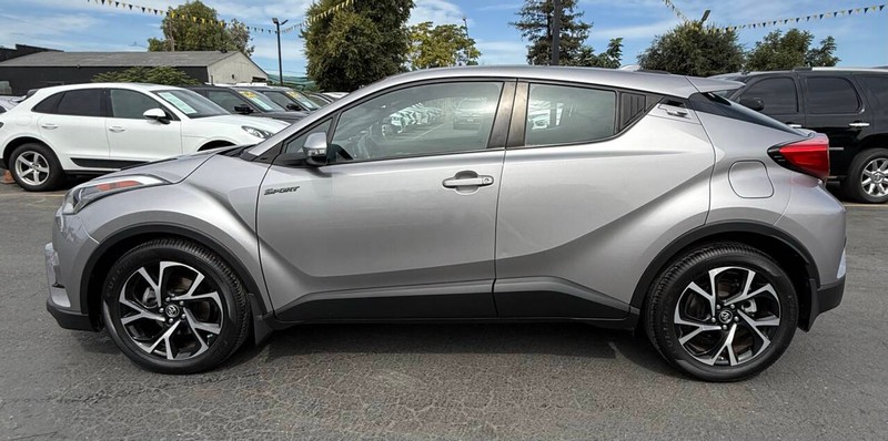 Toyota C-HR Vehicle Full-screen Gallery Image 06