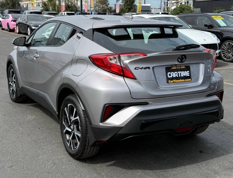 Toyota C-HR Vehicle Full-screen Gallery Image 07