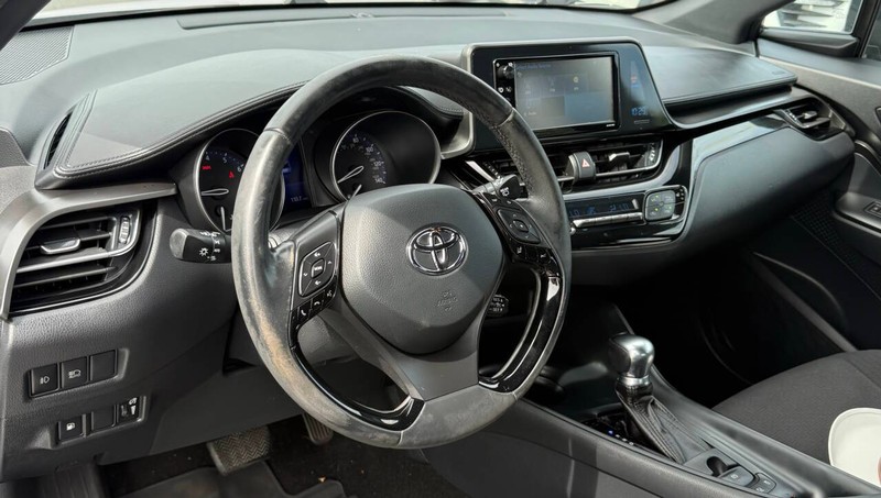 Toyota C-HR Vehicle Full-screen Gallery Image 08