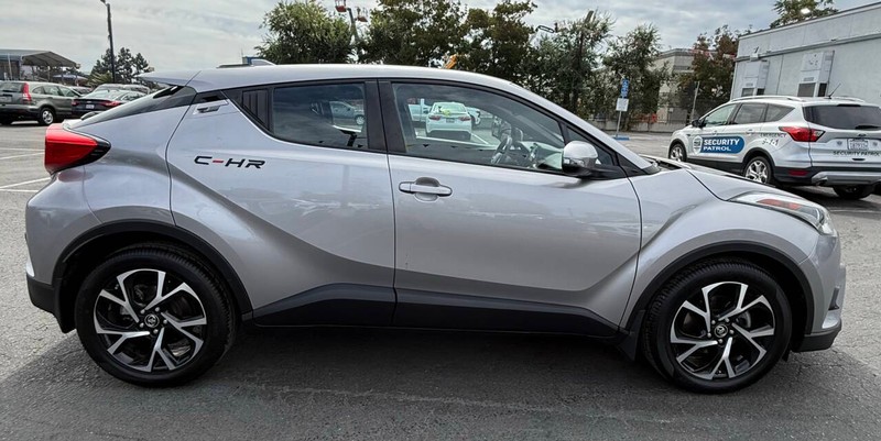 Toyota C-HR Vehicle Full-screen Gallery Image 09