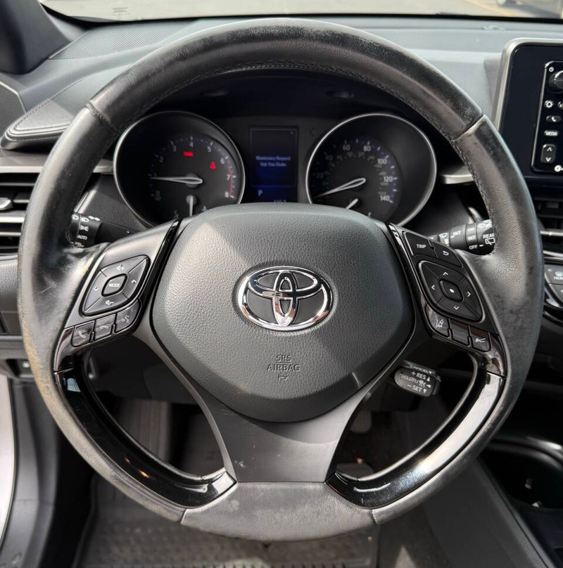 Toyota C-HR Vehicle Full-screen Gallery Image 11