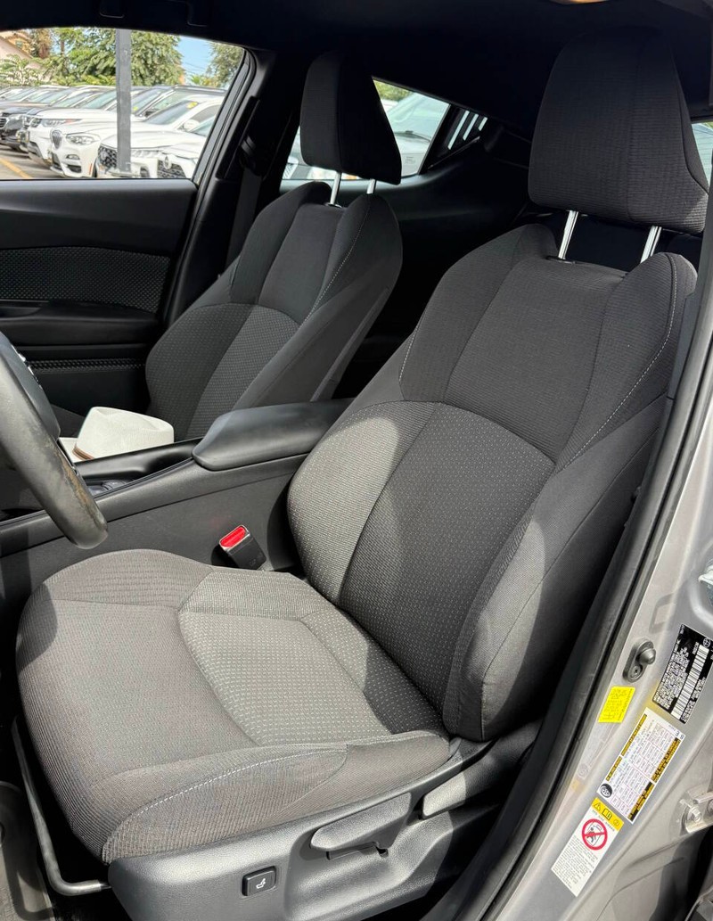 Toyota C-HR Vehicle Full-screen Gallery Image 14