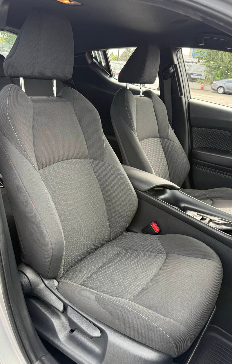 Toyota C-HR Vehicle Full-screen Gallery Image 15