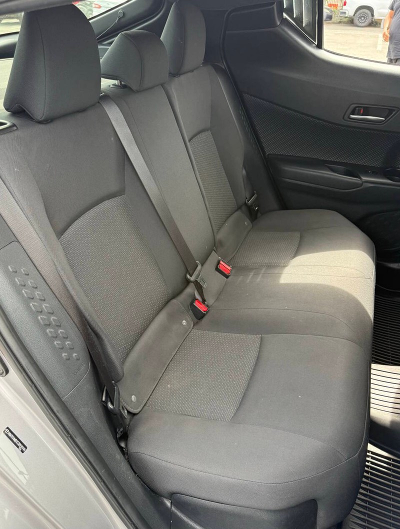 Toyota C-HR Vehicle Full-screen Gallery Image 16