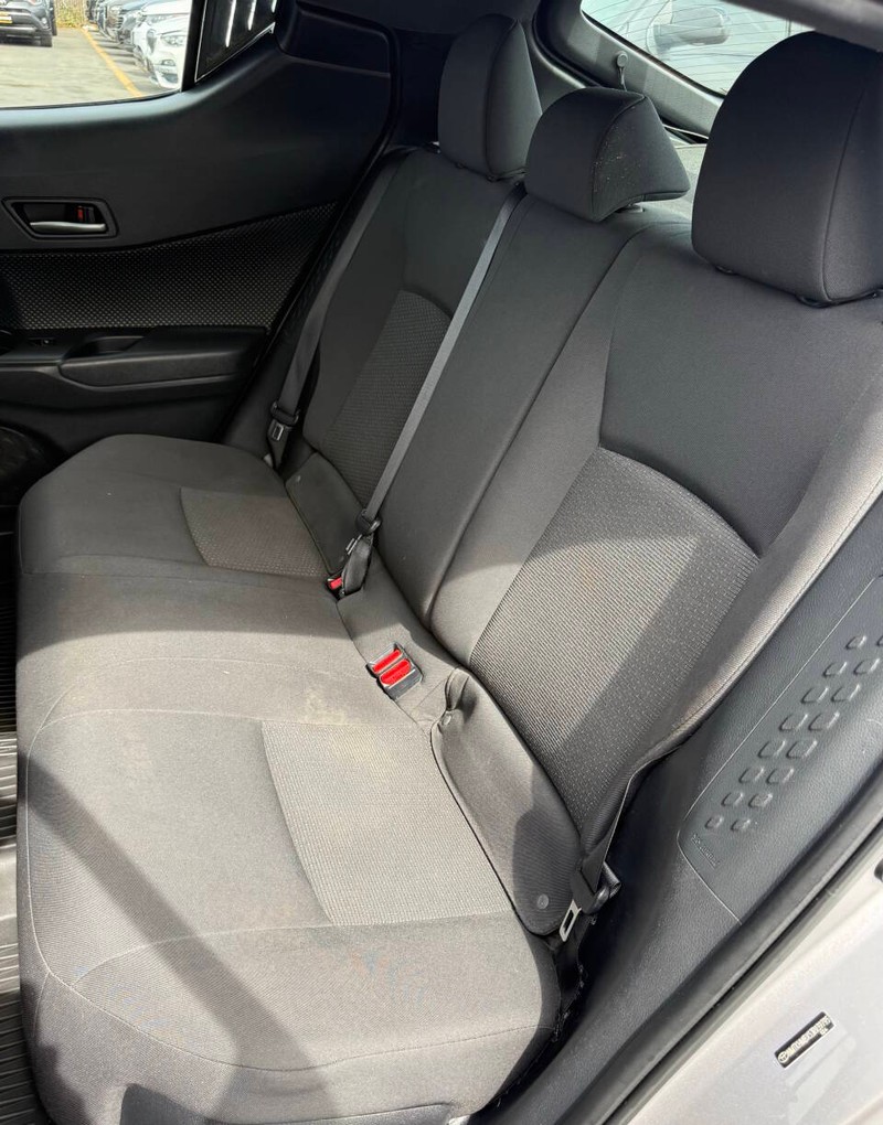 Toyota C-HR Vehicle Full-screen Gallery Image 17