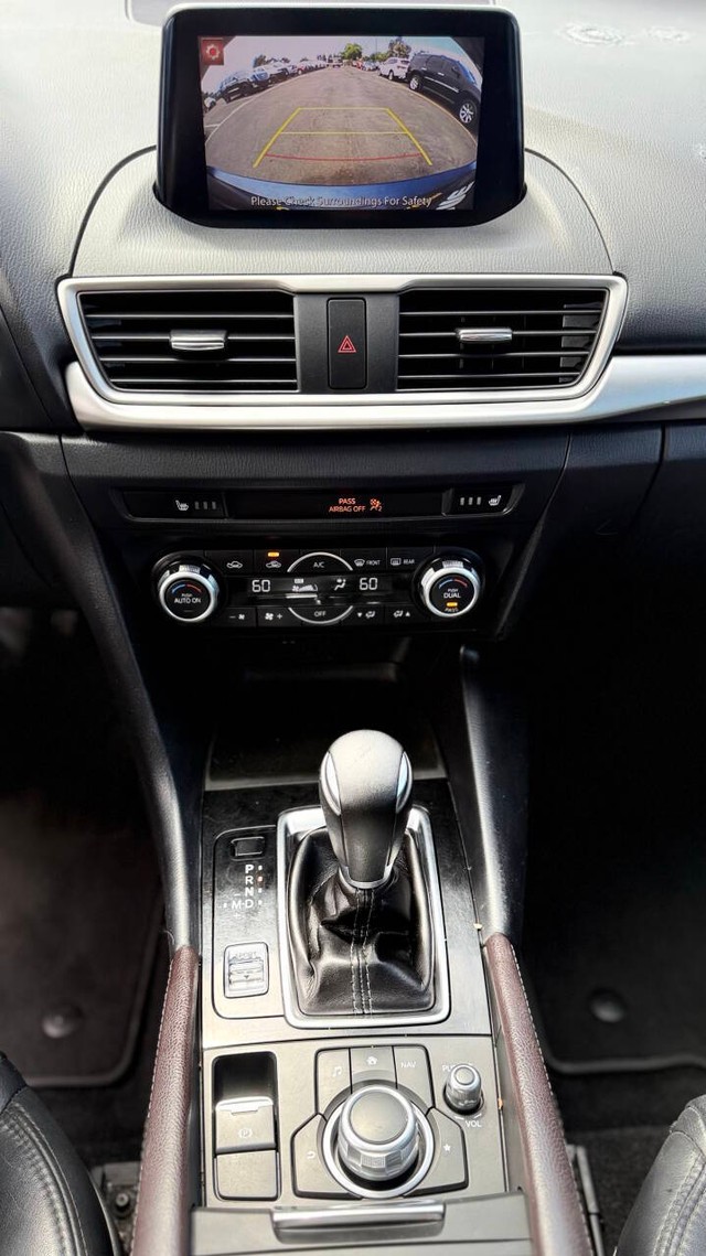 Mazda Mazda3 Hatchback Vehicle Full-screen Gallery Image 11