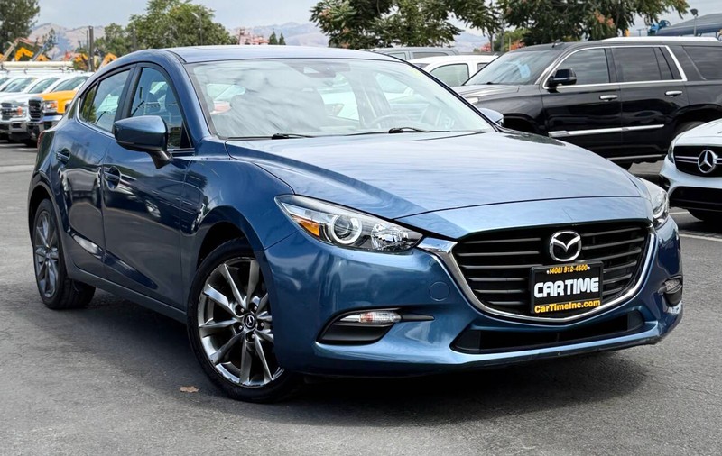 Mazda Mazda3 Hatchback Vehicle Full-screen Gallery Image 02