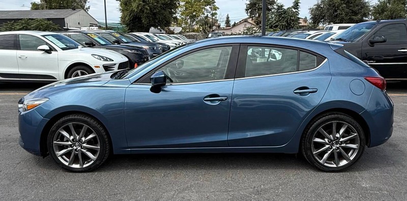 Mazda Mazda3 Hatchback Vehicle Full-screen Gallery Image 07