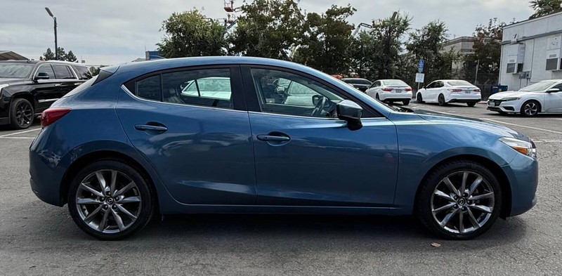 Mazda Mazda3 Hatchback Vehicle Full-screen Gallery Image 09