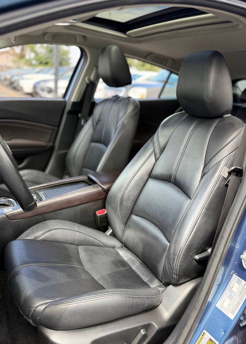Mazda Mazda3 Hatchback Vehicle Full-screen Gallery Image 12