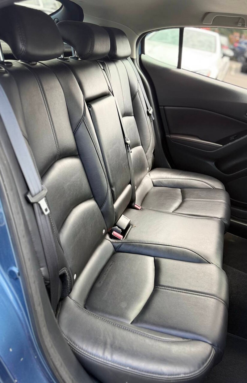 Mazda Mazda3 Hatchback Vehicle Full-screen Gallery Image 14