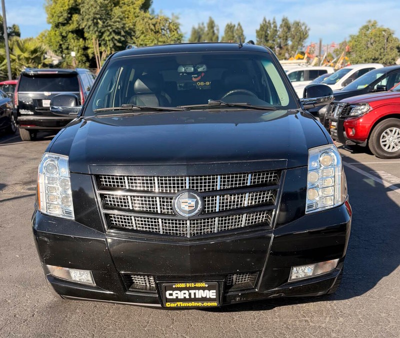Cadillac Escalade ESV Vehicle Full-screen Gallery Image 03