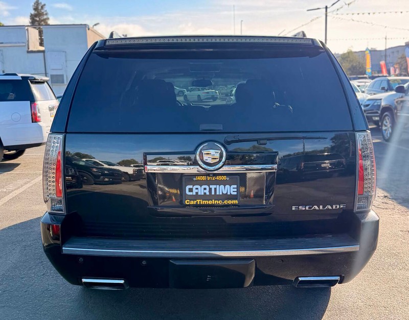 Cadillac Escalade ESV Vehicle Full-screen Gallery Image 05