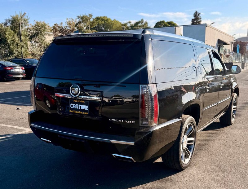 Cadillac Escalade ESV Vehicle Full-screen Gallery Image 06