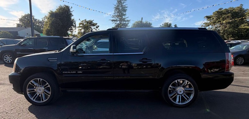 Cadillac Escalade ESV Vehicle Full-screen Gallery Image 07
