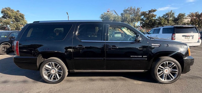 Cadillac Escalade ESV Vehicle Full-screen Gallery Image 08