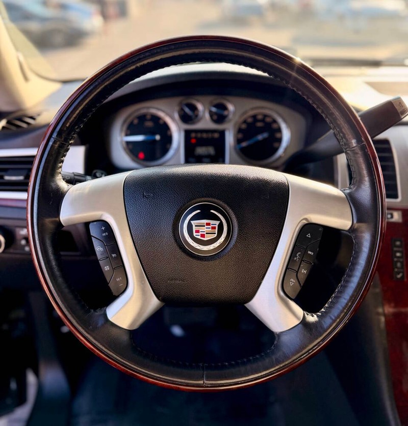Cadillac Escalade ESV Vehicle Full-screen Gallery Image 09