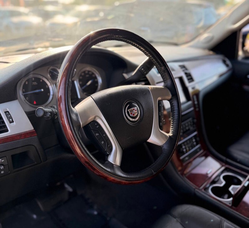 Cadillac Escalade ESV Vehicle Full-screen Gallery Image 10