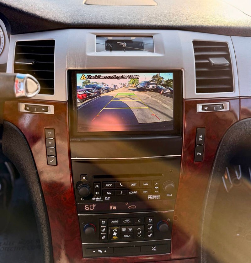 Cadillac Escalade ESV Vehicle Full-screen Gallery Image 11