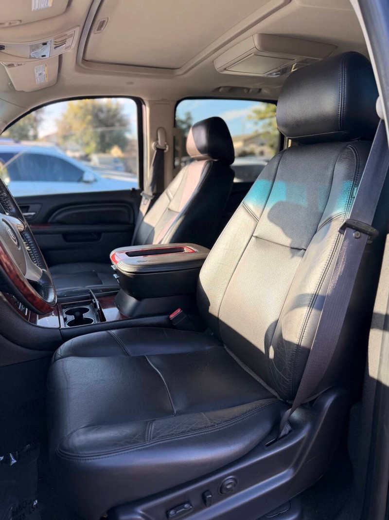 Cadillac Escalade ESV Vehicle Full-screen Gallery Image 12